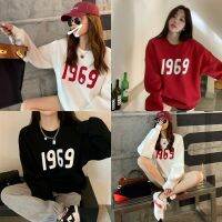 Taotao ❣️พร้อมส่ง❣️เสื้อแขนยาว เสื้อสเวตเตอร์โอเวอร์ไซส์ พิมพ์ตัวหนังสือ 1969 ผ้าคอตตอน เหมาะกับทุกอากาศ 1969