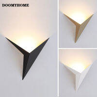 DOOMYHOME โคมไฟผนังแบบนอร์ดิกสามเหลี่ยมความคิดสร้างสรรค์สมัยใหม่แสงแบ็คดรอปเป่าลม Led ห้องนอนพื้นหลังห้องโถงทางเดินขึ้นบันไดโคมไฟในร่มกลางคืน