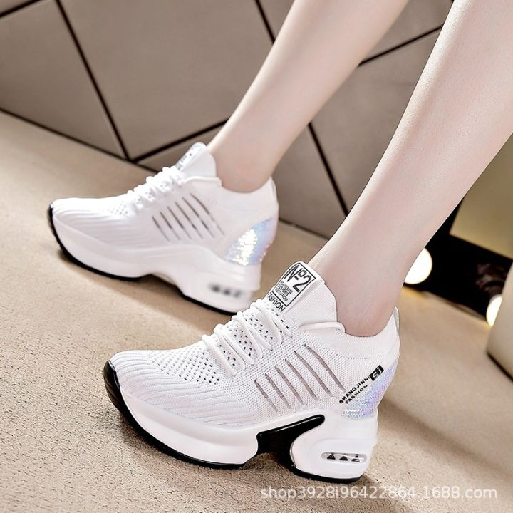 รองเท้าผู้หญิงสีขาวเพิ่มความสูงในตาข่าย-2023-ฤดูร้อนใหม่รองเท้าผู้หญิงรองเท้ากีฬาลดน้ำหนักข้ามพรมแดนขายส่ง