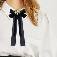 【cw】 Student Pre Bow Tie Brooch with Rhinestone Jewelry Uniform Shirt Collar Pin ！