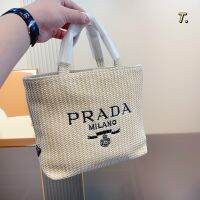 รูปแบบใหม่สานหญ้าเดิมˉPRADA ฤดูร้อนเย็บปักถักร้อยถุงช้อปปิ้งกระเป๋าสะพายกระเป๋าหิ้วสําหรับผู้หญิง 1: 1 ที่มีคุณภาพสูงหรูหราผู้หญิงกระเป๋าผู้หญิงกระเป๋า