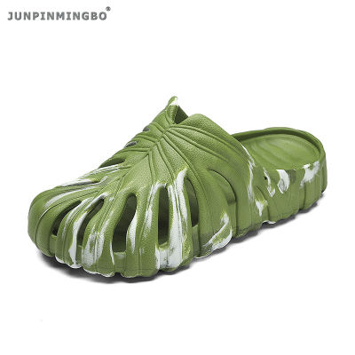 JUNPINMINGBO รองเท้าแตะกีฬากลางแจ้งในช่วงฤดูร้อนลายพรางไม้ไผ่หลังเต่าก้าว Crocs ก้าวรองเท้าระบายอากาศบ้านพื้นรองเท้าหนาชุดลำลองผู้ชาย