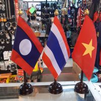 THAILAND VIETNAM LAOS FLAG STANDธงตั้งโต๊ะ เสาพลาสติกเส้นผ่านศูนย์กลาง 7.0cm สูง 37cm made in THAILAND