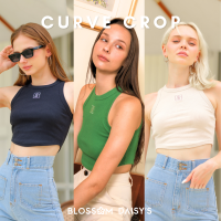 BlossomDaisy - CURVE CROP เสื้อกล้ามครอปชายโค้ง สไตล์ Y2K ปักโลโก้แบรนด์ด้านหน้า ใส่แล้วน่ารักสุดๆ แมชต์ง่ายได้หลายลุคค่า (TOP)