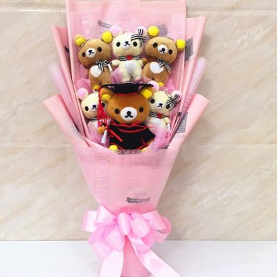 ช่อดอกไม้การ์ตูน Rilakkuma รูปหมีจบการศึกษาหมวกตุ๊กตาดอกไม้พร้อมหมวกจบการศึกษาของขวัญสำเร็จการศึกษาการ์ตูนทำด้วยมือ