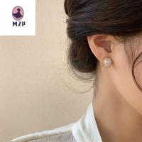 MZP แฟชั่นสำหรับผู้หญิง สง่างามเรียบหรู เก๋ไก๋แบบใหม่ เครื่องประดับสำหรับผู้หญิง โลหะผสมอัลลอยด์ บุคลิกภาพที่ดี เครื่องประดับสไตล์เกาหลี ต่างหูเคลือบเอนาเมล ต่างหูรูปตัว C กระดุมโลหะสลัก