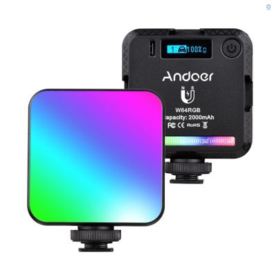Tpt Andoer W64RGB ไฟเติมแสงวิดีโอ RGB LED ขนาดเล็ก แบบชาร์จไฟได้ CRI95+ 2500K-9000K หรี่แสงได้ 20 เอฟเฟกต์แสง พร้อมจอแสดงผล LCD เมาท์โคลด์ชู 3 ตัว ด้านหลังแม่เหล็ก