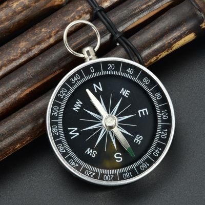 ：“{—— Portable Aluminum Lightweight Emergency Compass Outdoor Survival Compass Tool G44-2 Navigation Wild Tool Black