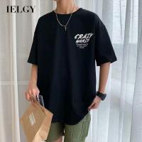 IELGY เสื้อยืดแขนสั้นพิมพ์ลายตัวอักษรสไตล์ฮ่องกงผู้ชายทรงหลวมและหล่อผู้ชาย