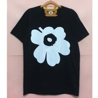 เสื้อยืดแขนสั้นสีดำ สกรีนลาย marimekko  1Z36