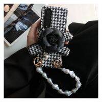 HongYueNuanTongSheBeiYou เคสโทรศัพท์ลายดอกคาเมลเลียแบบ Houndstooth สำหรับ Samsung Galaxy Z Fold 4 3 2 5G พร้อมสายรัดข้อมือไข่มุกสวยหรูแบบพกพา