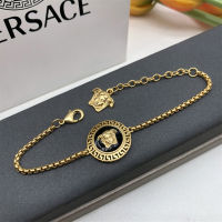 Versace สร้อยข้อมือเวอร์ซาเช่แบบใหม่สำหรับผู้หญิงและเด็กผู้หญิงกำไลตัวอักษรของผู้หญิงที่มีคุณภาพสูงเครื่องประดับผู้หญิงแฟชั่นหรูหราน้ำหนักเบา