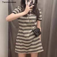 ชุดเดรสผู้หญิง เดรส ชุดเดรส dress เดรสผู้หญิง ชุดเดรสสวยๆหรู [TESN] Mini dress มินิเดรส ชุดมินิเดรส แขนสั้น คอปก ผ้าถัก ประดับเพชร สไตล์เรโทร สําหรับผู้หญิง Y2K เดรส เดรสสั้น