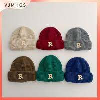 VJMHGS R Letter หมวกหนาอบอุ่น นุ่มนุ่มๆ สีทึบทึบ หมวกถักนิตติ้ง ของใหม่ กันลม หมวกพิมพ์ตัวอักษร เด็กสำหรับเด็ก