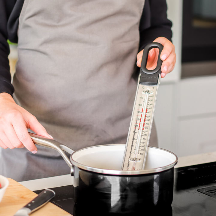kitchenaid-stainless-steel-clip-on-cooking-thermometer-black-เทอร์โมมิเตอร์วัดอุณหภูมิสำหรับงานน้ำตาลหรือทอดแบบน้ำมันท่วมที่มีอุณหภูมิสูงจัด-deep-frying