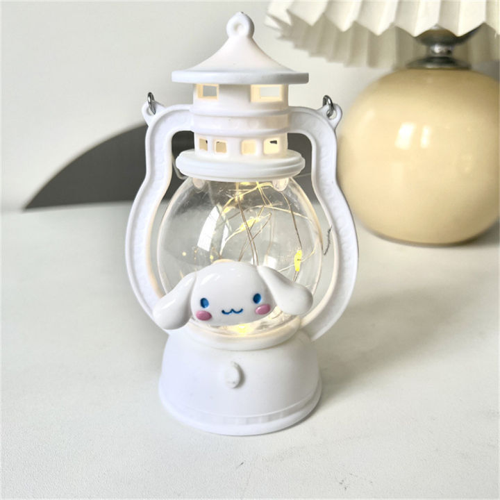 beusia-beusia-saosis-sanrio-kuromi-cinnamoroll-kawaii-อะนิเมะ-led-มือถือไฟกลางคืนแสงค่าใช้จ่ายสูงของเล่นตุ๊กตาแสงโดยรอบของขวัญตะเกียงน้ำมันขนาดเล็ก