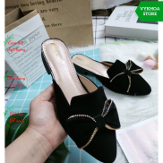 Giày sục nữ nhung mũi tròn đính nơ viền vàng màu đen