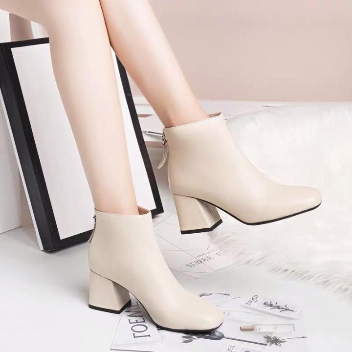 Giày bốt nữ công sở: Giày bốt nữ công sở sẽ giúp bạn trông chuyên nghiệp và sang trọng hơn khi đi làm. Thiết kế tinh xảo và chất liệu cao cấp giúp đôi giày này thoải mái và bền bỉ suốt cả ngày dài.