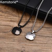 Kemstone เครื่องประดับสำหรับผู้ชายสร้อยคอจี้สี่เหลี่ยมสำหรับผู้ชายชุบเงินเหล็กสเตนเลสสีดำ