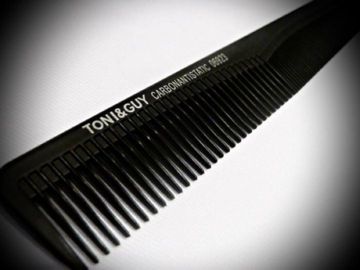 toni-amp-guy-หวีรองตัดผม-2-ด้าน-สำหรับช่างตัดผม-รุ่น-carbon-antistatic-comb-06923-กว้าง-3-ยาว-17-5-สูง-0-4-ซม-สีดำ