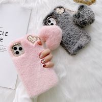 Luxury Love จี้โทรศัพท์สำหรับ iPhone 7 6 6S Plus 13 Pro Max 11 X XS XR 8 SE 2020 12 Pro Max น่ารัก Warm Plush Fur ครอบคลุม