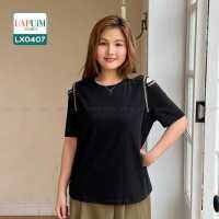 (LX0407) เสื้อแขนสั้น สาวอวบ เสื้อแขนสั้น เปิดไหล่ ช่วงไหล่ตกแต่งด้วยลูกปัด เนื้อผ้ามีความยืดหยุ่น สวมใส่สบาย เสื้อผ้าพลัสไซส์ เสื้อผ้าสาวอวบ คุณภาพพรีเมี่ยม เสื้อ ยืด สาว อวบ เสื้อ ยืด ผู้หญิง ไซส์ ใหญ่