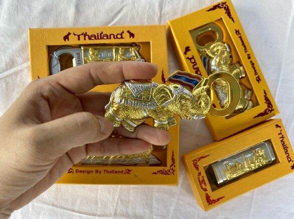 souvenir-of-thailand-ที่เปิดขวดอุปกรณ์เปิดฝาขวดมีแม่เหล็กในตัว-สำหรับติดตู้เย็นและเปิดฝาขวด-bottle-opener-magnet-ของฝากแบบไทยๆ-ของที่ระลึก