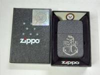 ZIPPO 49318  US NAVY  REPLICA 1941  BLACK CRACKLE  LASER ENGRAVE   ของใหม่ไม่ผ่านการใช้งาน  มาพร้อมกล่องตรงรุ่น  รับประกันของแท้นำเข้าจากอเมริกา