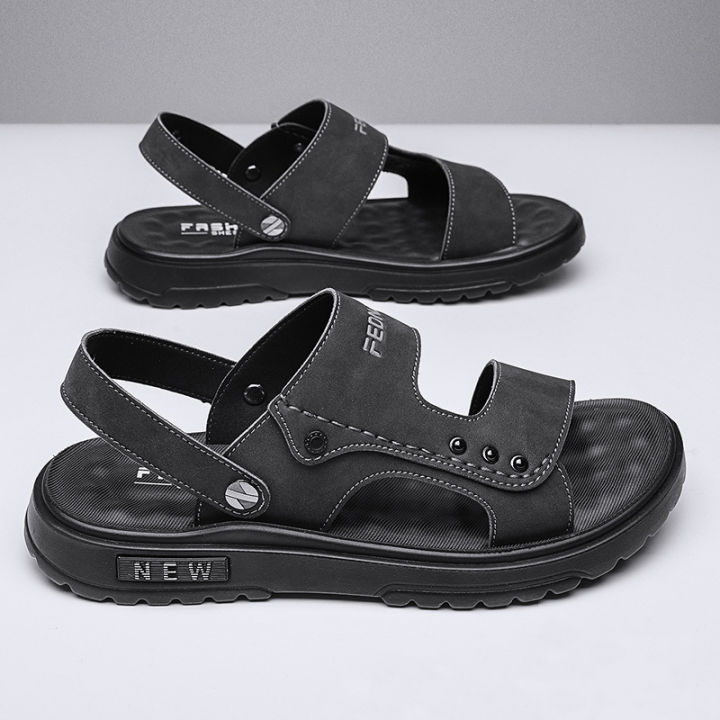 2023ฤดูร้อนใหม่ร้อนขายผู้ชายรองเท้าแตะชายหาดสีดำกันลื่นสวมใส่ด้านนอกสวมรองเท้าแตะสองวิธีในการสวมใส่