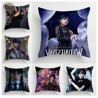 [FAZOZO Home Textile Store] ภาพยนตร์ยอดนิยมของอเมริกาปลอกหมอนรูปแบบทีวีผิวลูกพีช Addams ของขวัญปลอกหมอนอิงครอบครัว Bantal Kursi รถโซฟา