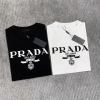 Prada Tide เสื้อคู่แบบเรียบง่ายหลวม,เสื้อยืดแขนสั้นพิมพ์ลายตัวอักษรเข้ากันกับทุกชุดสำหรับทั้งหญิงและชายสไตล์เดียวกัน