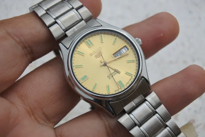 นาฬิกา Vintage มือสองญี่ปุ่น SEIKO 5 FIVE 6309 6240 ระบบ AUTOMATIC ผู้ชาย  ทรงกลม กรอบเงิน หน้าทอง หน้าปัด 37mm สายสแตนเลสแท้ ใช้งานได้ปกติ สภาพดี  ของแท้ ไม่กันน้ำ 