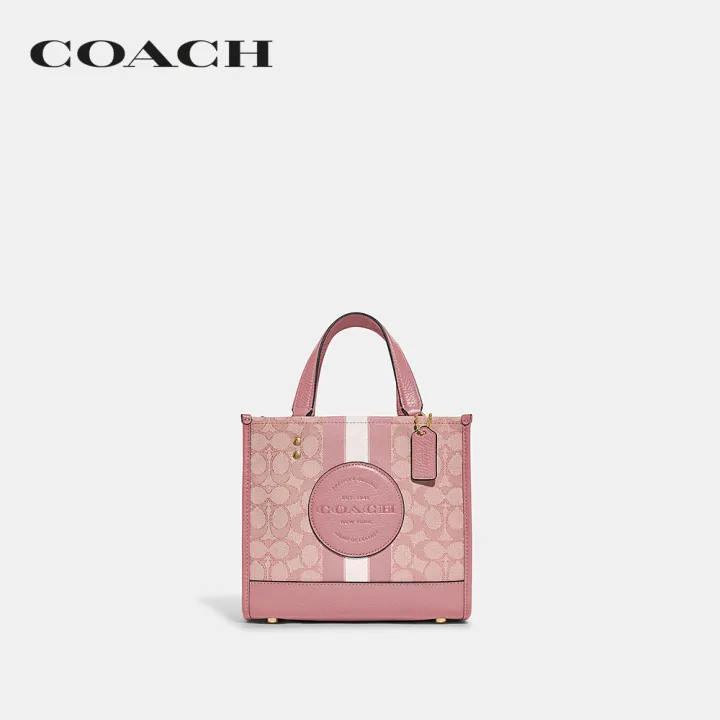 coach-กระเป๋าทรงสี่เหลี่ยมผู้หญิงรุ่น-dempsey-tote-22-in-signature-jacquard-with-stripe-and-coach-patch-สีชมพู-c8417-imp1x