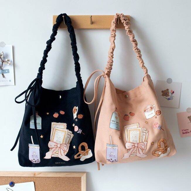 koreafashionshop-kr1781-กระเป๋าผ้าแคนวาสสะพายข้าง-สายสะพายแบบรูด-ลายการ์ตูนน่ารัก