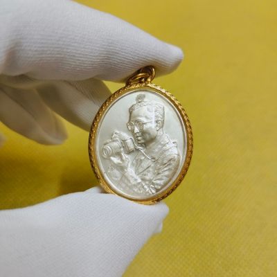 เหรียญในหลวงรัชกาลที่ ๙ ทรงกล้อง ฉลองสิริราชสมบัติครบ ๕๐ ปี เนื้ออัลปาก้าชุบเงิน สวยงามผิวเนียนเลอค่ามากๆ ตรงปกงดงามมาก