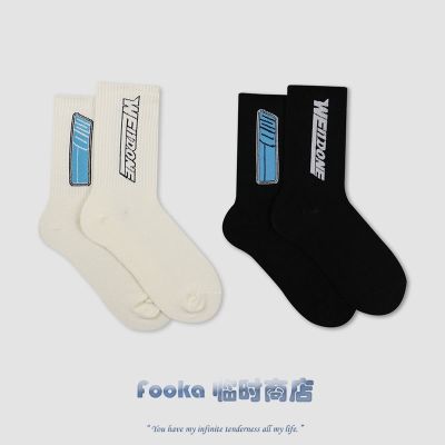 2023ของแท้กลางและ Han Fengchao WE11DONE กราฟฟิตีโลโก้ถุงเท้าผ้าฝ้ายตัวอักษรที่ทันสมัยในเว็บไซต์ที่มีชื่อเสียงถุงเท้ากีฬา