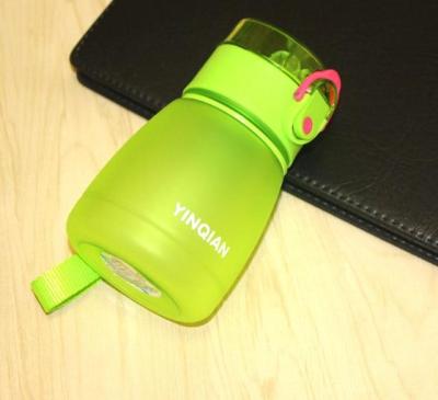 กระบอกน้ำมีเชือกเครื่องดื่มปราศจากสาร BPA ขวดพร้อมหลอดน้ำพลาสติก320มล. ของขวัญขวดน้ำดื่มกีฬาการ์ตูนสุดสร้างสรรค์สำหรับเด็ก