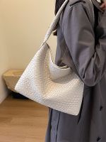 Uniqlo New Fashion version Womens new woven bag 2023 fashionable large-capacity commuter shoulder underarm bag retro niche design bucket bag