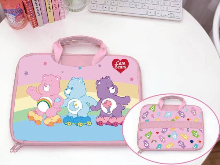 กระเป๋า-care-bears-ใส่-notebook-ipad-งาน-sanrio-หนัง-pu-ลายน่ารัก-มีช่องแบ่งหลายช่อง-ด้านหลังมีช่องสอดกระเป๋าล้อลากได้-12-9-14