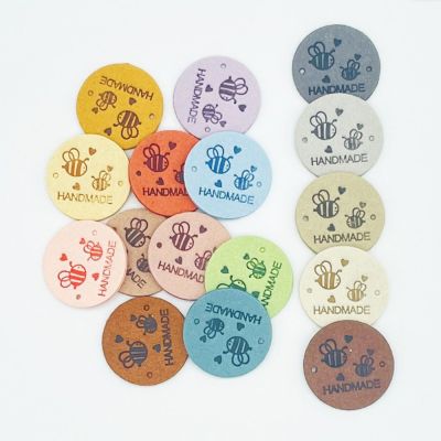 【LZ】▫№☇  20PCS Handmade Circular Couro Etiqueta Abelha Padrão Em Relevo Garment Tags Sapatos Sacos Etiquetas Diy Vestuário Costura Suprimentos