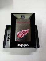 ZIPPO 49369  NHL  DETROIT  RED WING   STREET CHROME COLOR IMAGE   ผลิตปี2020    สีเงินผิวโครเมี่ยมลายแบบสกรีน  ลายเรดวิง   ของใหม่ไม่ผ่านการใช้งาน มาพร้อมกล่องตรงรุ่น  รับประกันของแท้นำเข้าจากอเมริกา