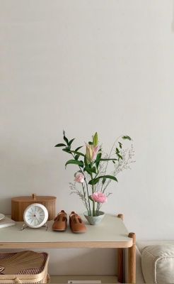 Ikebana vase cream sand