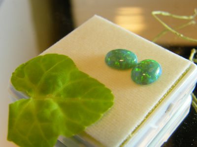 โอปอ LAB  Opal โอปอสังเคราะห์ LAB CREATED OPAL OVAL 8X6 MM PEACOCK COLOR GREEN COLOR 2PCS