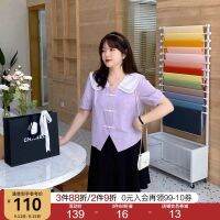 เสื้อครอปสาวอวบ Caiduobao ขนาดใหญ่ผู้หญิงอ้วนมม.รูปร่างลูกแพร์ด้านบน 2023 ฤดูร้อนเนื้อใหม่มุกแผ่นปุ่มเสื้อวินเทจ pov