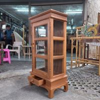 ตู้โชว์ไม้สัก ตู้กระจก  มี 1 ลิ้นชัก 3 ชั้น สืเนื้อไม้ (teak display cabinet)แต่งริ้ว ประตูบานเดี่ยว ขนาด กว้าง50Xลึก30xสูง100 cm. ขนส่งปลอดภัย