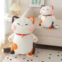 【CW】Kawaii Lucky Cat With Bell Collar Plush Doll Toys Three Colors Cat Pillow High Quality Gifts for Boys Girls Friends Decorate