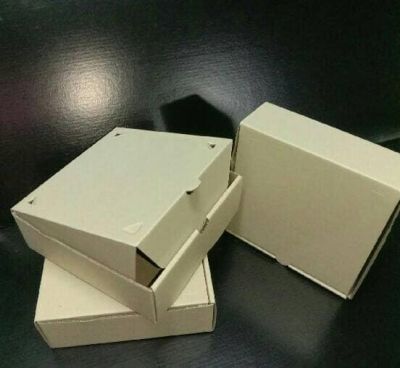 กล่อง 5.5 นิ้ว ( 50 ใบ)  ขนาด 5.5 x 5.5 x 2 นิ้ว กล่องพิซซ่า Pizza Box ขนมอบ เบอเกอรี่ สีน้ำตาลอ่อน ไม่พิมพ์ลาย ผลิตโดย Box465