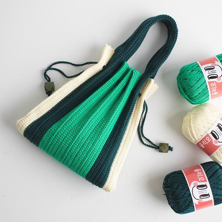 คู่มือการถัก-แพทเทิร์นกระเป๋าโครเชต์-yarn-a-olio-pleated-bag-pattern-กระดาษพิมพ์-4-สี-อย่างดี