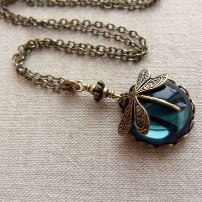 Vintage Bronze Hand Carved Dragonfly Pendant Necklaces for Women Ethnic Silver Color Metal Round Green Stone Necklace Jewelry