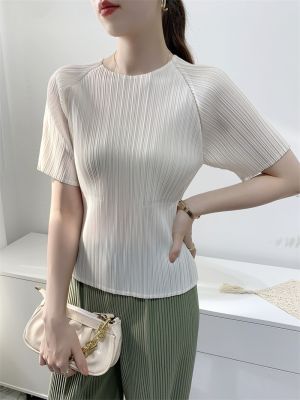 Niche Design 2023 ฤดูร้อนเสื้อยืดผู้หญิงจีบด้านบน Slim Fit Slimming จีบแฟชั่น All-Match สบายๆ